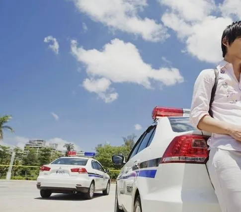 Чёрный и белый (2009) через торрент бесплатно Чёрный и белый (2009) сериал через торрент бесплатно