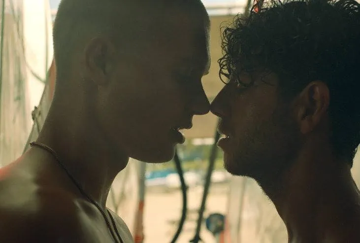 Просто друзья (2018) через торрент скачать Просто друзья (2018) фильм через торрент скачать