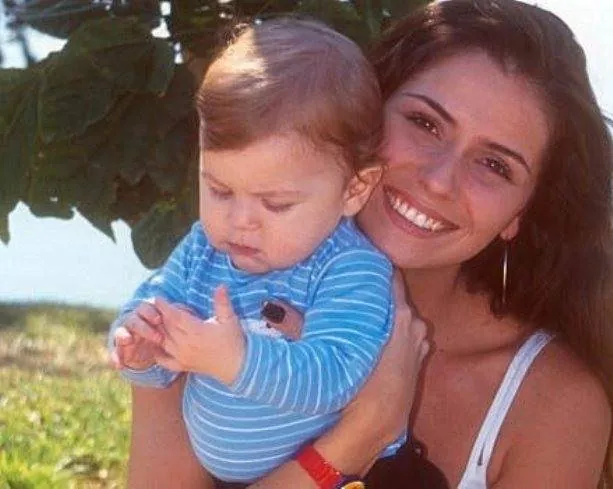 Семейные узы (2000) через торрент бесплатно Семейные узы (2000) сериал через торрент бесплатно