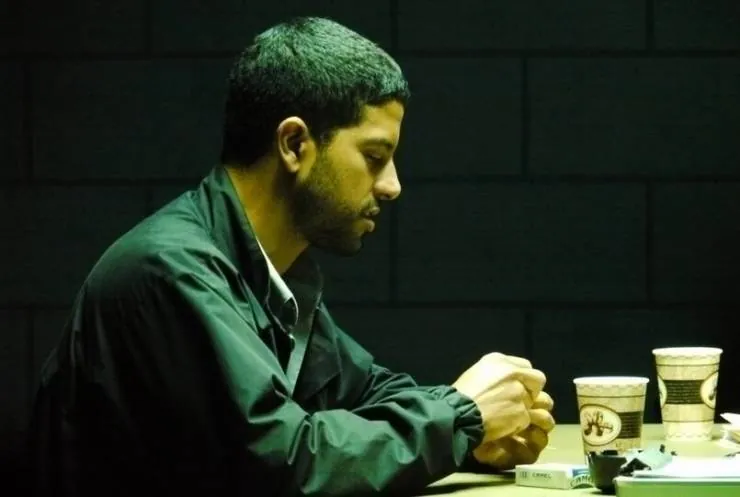 Под перекрестным огнем (2010) через торрент скачать Под перекрестным огнем (2010) фильм через торрент скачать