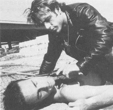 Оголенный провод (1992) через торрент скачать Оголенный провод (1992) фильм через торрент скачать