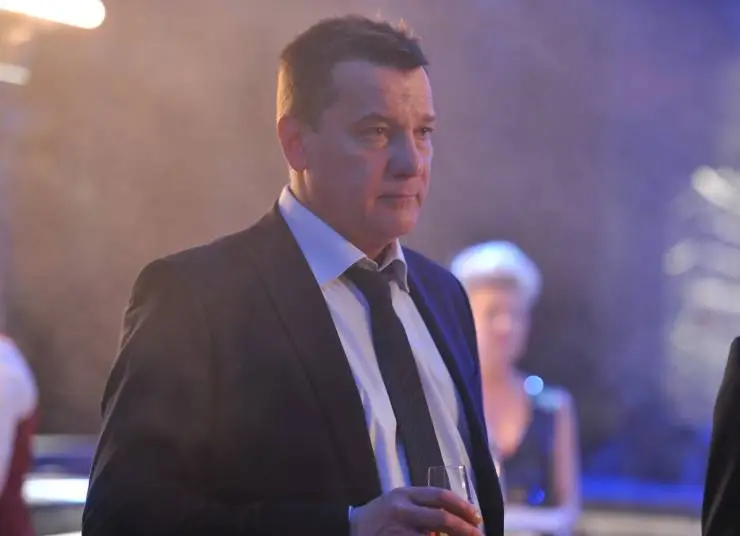 С небес на землю (2021) через торрент бесплатно С небес на землю (2021) сериал через торрент бесплатно