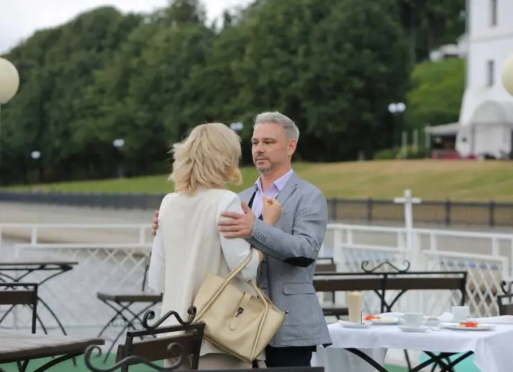 Пригласи в дом призрака (2021) через торрент бесплатно Пригласи в дом призрака (2021) сериал через торрент бесплатно