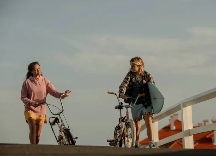 Бегущие за волной (2022) через торрент скачать Бегущие за волной (2022) фильм через торрент скачать