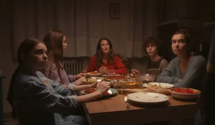 Тони и её семья (2023) через торрент скачать Тони и её семья (2023) фильм через торрент скачать