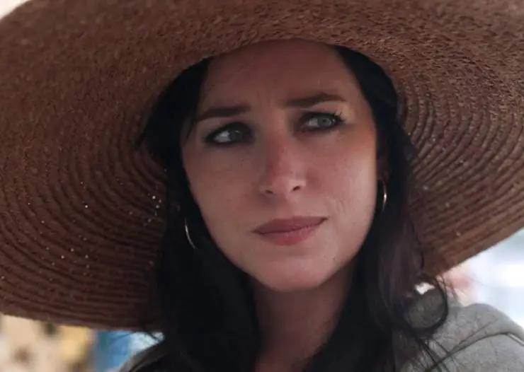 Незнакомая дочь (2021) через торрент скачать Незнакомая дочь (2021) фильм через торрент скачать