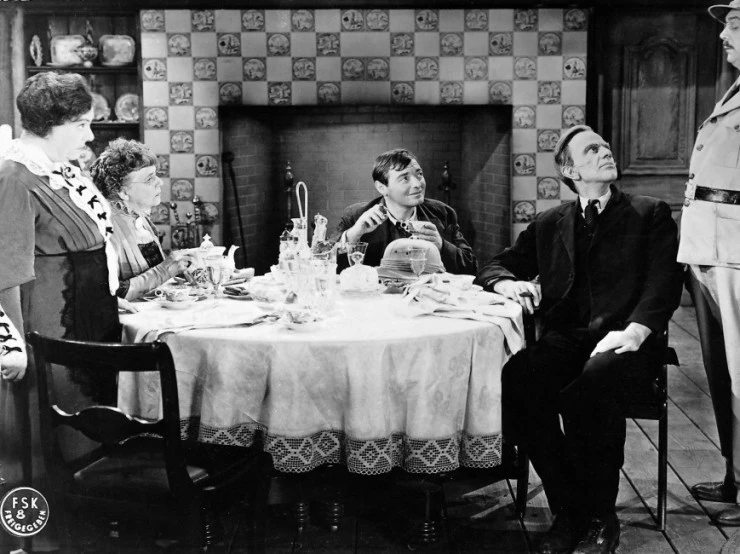 Мышьяк и старые кружева (1944) в хорошем качестве через торрент Мышьяк и старые кружева (1944) фильм в хорошем качестве через торрент