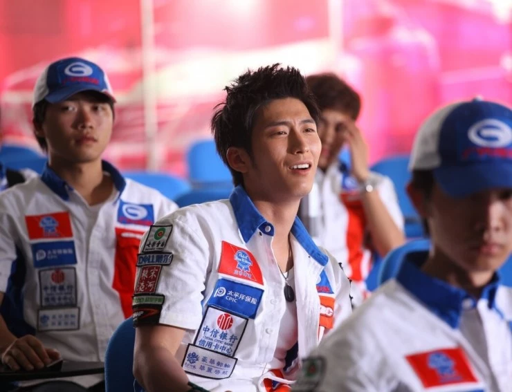 Легендарный гонщик (2011) через торрент бесплатно Легендарный гонщик (2011) фильм через торрент бесплатно