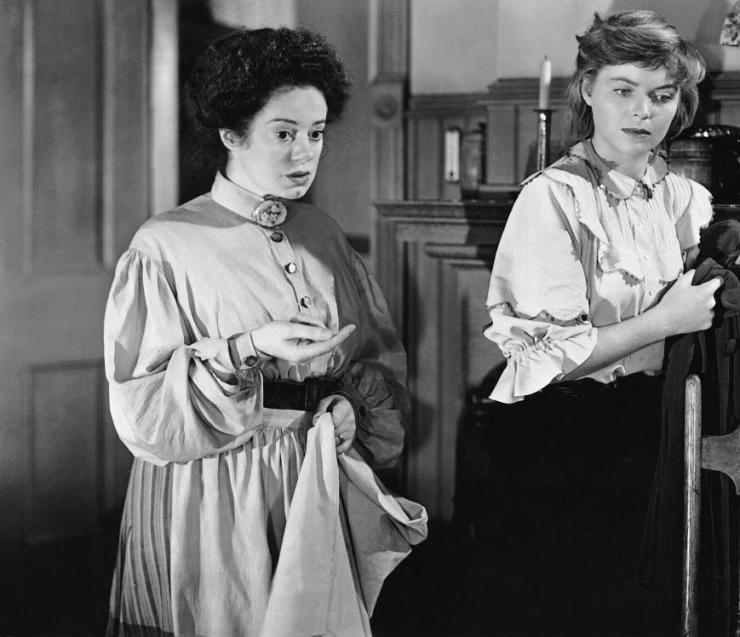 Винтовая лестница (1946) через торрент бесплатно Винтовая лестница (1946) фильм через торрент бесплатно