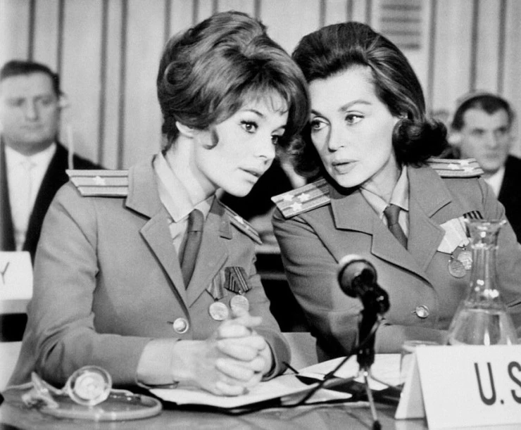 Две девушки с красными звездами (1966) через торрент бесплатно Две девушки с красными звездами (1966) фильм через торрент бесплатно