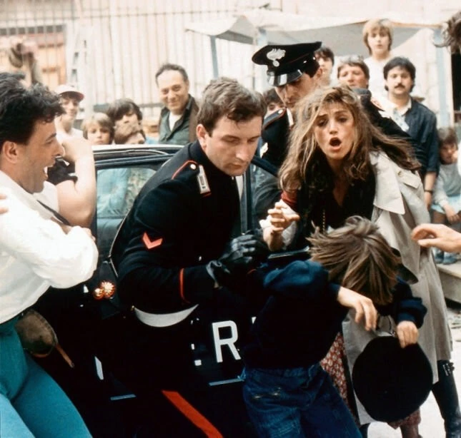 Сложная интрига с женщинами, переулками и преступлениями (1985) через торрент бесплатно Сложная интрига с женщинами, переулками и преступлениями (1985) фильм через торрент бесплатно